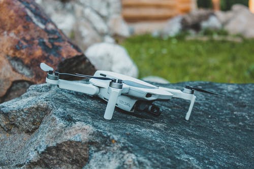 Ilustrasi penggunaan drone untuk jasa survey lidar
